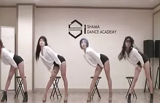 XXX با یک افلام سكس سوري مجاني بلوند زیبا در باغ ملاقات کرد