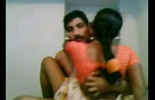 XXX یک اجمل كس سورى خانم بالغ در جوراب ساق بلند و دوست پسرش برای استمناء از یک ماشین جنسی استفاده می کنند