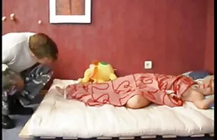 XXX سبزه پس از تحریک بیدمشک با جنس سوري ویبراتور ، در یک مرد در رختخواب تسلیم شد