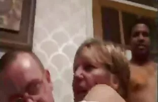 XXX دو مرد سفید پوست یک زن سیاه را داخل واژن و مقعد سكس عربي سوري مصري می ریزند