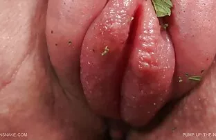 XXX انگشت زدن صور سيكس سوري سبزه جلوی درب جلو روی فرش.
