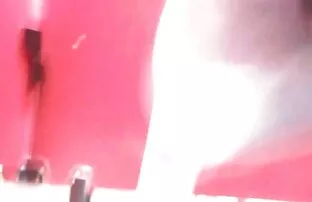 XXX دختر سفید منتظر سکس سه نفری سكس سوري طبيعي با دو پمپ سیاه بود