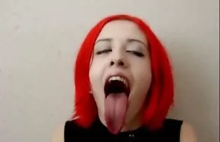 XXX همسر شاهیا قشریات سيكي سوري در مقابل منتخب ایستاده بود