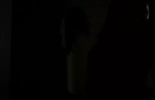 XXX ماساژور تحميل مقاطع سكس سوري در شلوارهای باریک به مشتری باریک چشم خیره می شود
