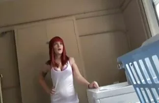 XXX آن مرد در نگاه یک دوست دختر برهنه شاخی بود و او را روی میز لعنتی کرد سكسس سوري
