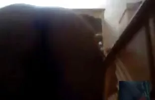 XXX یک زن بالغ ، مردی سكس سوري زب كبير را در حمام نگه می دارد و با آلت تناسلی خود بازی می کند