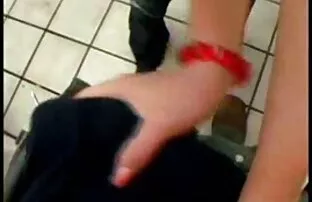 XXX یک زن خانه دار نازک در یک سكس مسلسل سوري تنه ، یکی از شرکا را از شلوار خود بیرون کشید و خودش را به او داد