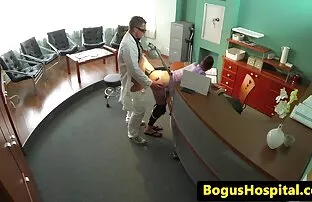 XXX دختر مشاهده سكس سوري زیبا مجبور شد پاهای خود را گسترش دهد